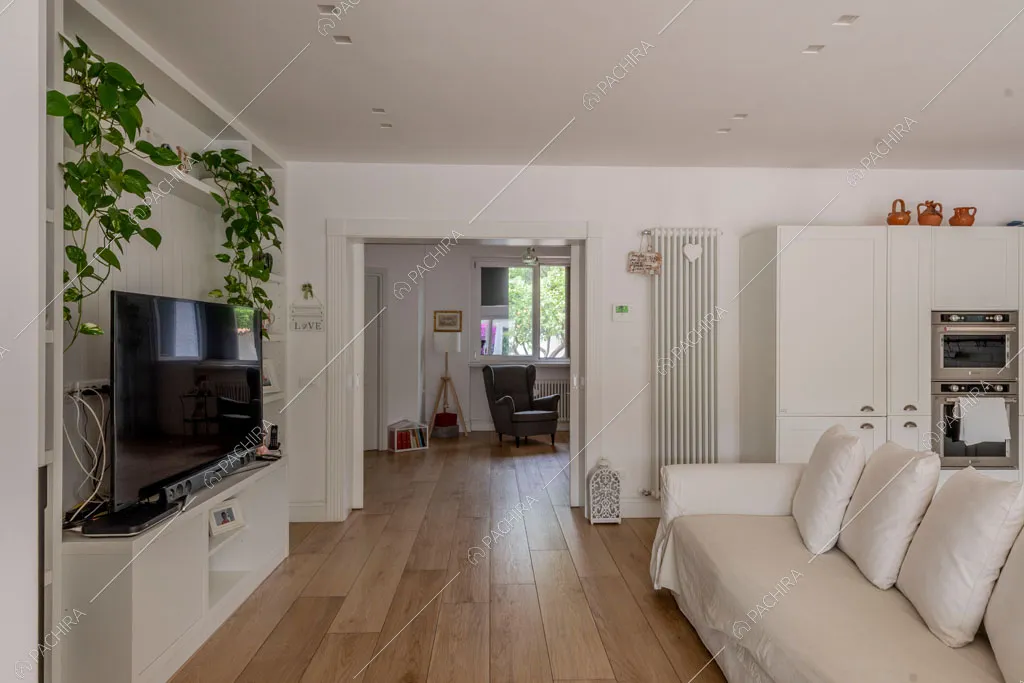 Pavimento in parquet nella sala della villa Pino Mugo, location in stile moderno a Roma