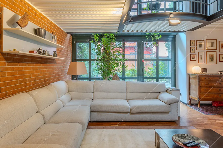 Salotto del loft Kiku, location in stile moderno a Milano