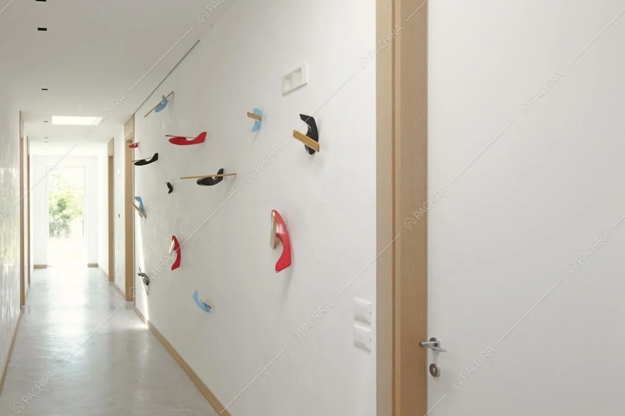 Decorazioni sulla parete bianca del corridoio