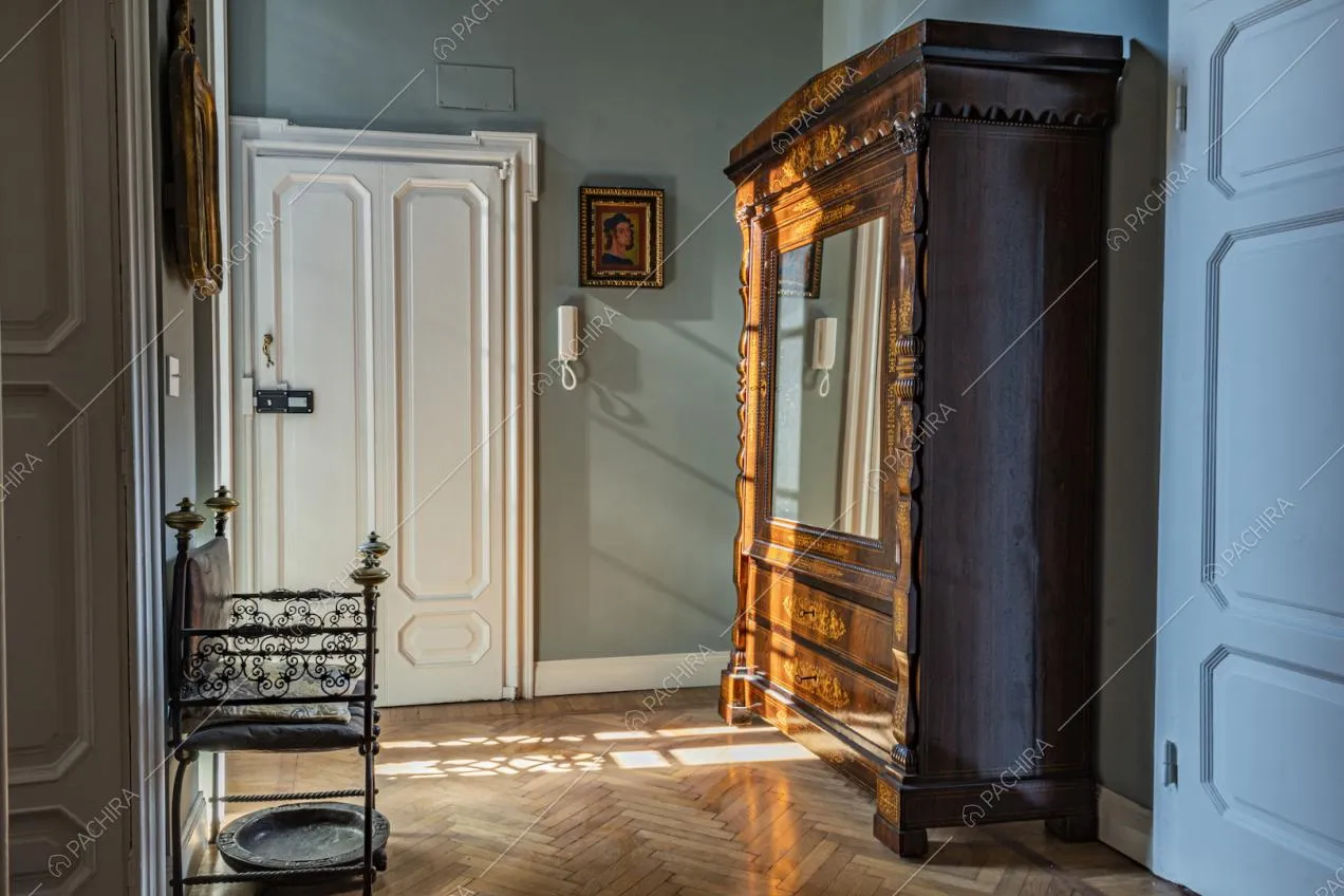 L'ingresso della Location Ortensia con armadio d'antiquariato