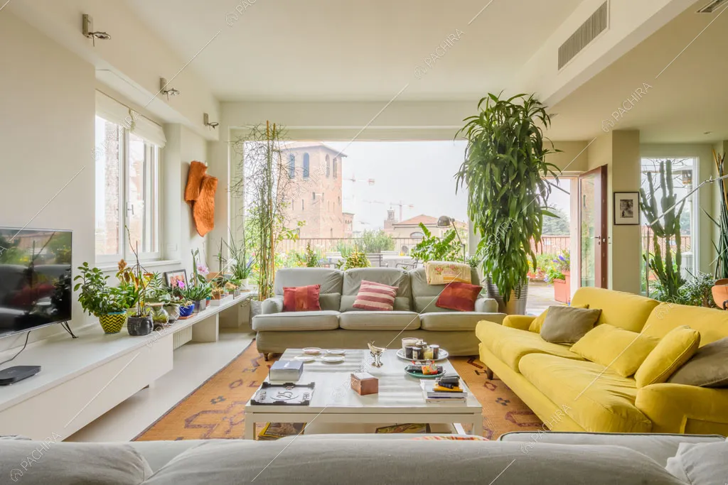 Sala con pareti dalle nuances chiare dell'appartamento Beryl, location in stile contemporaneo a Milano