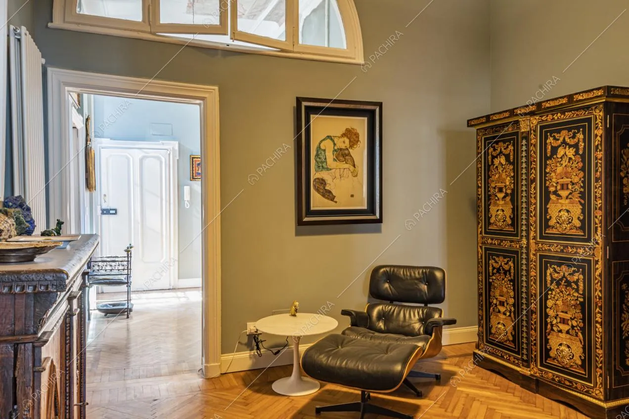Poltrona vintage e armadio d'epoca nero con decori dorati
