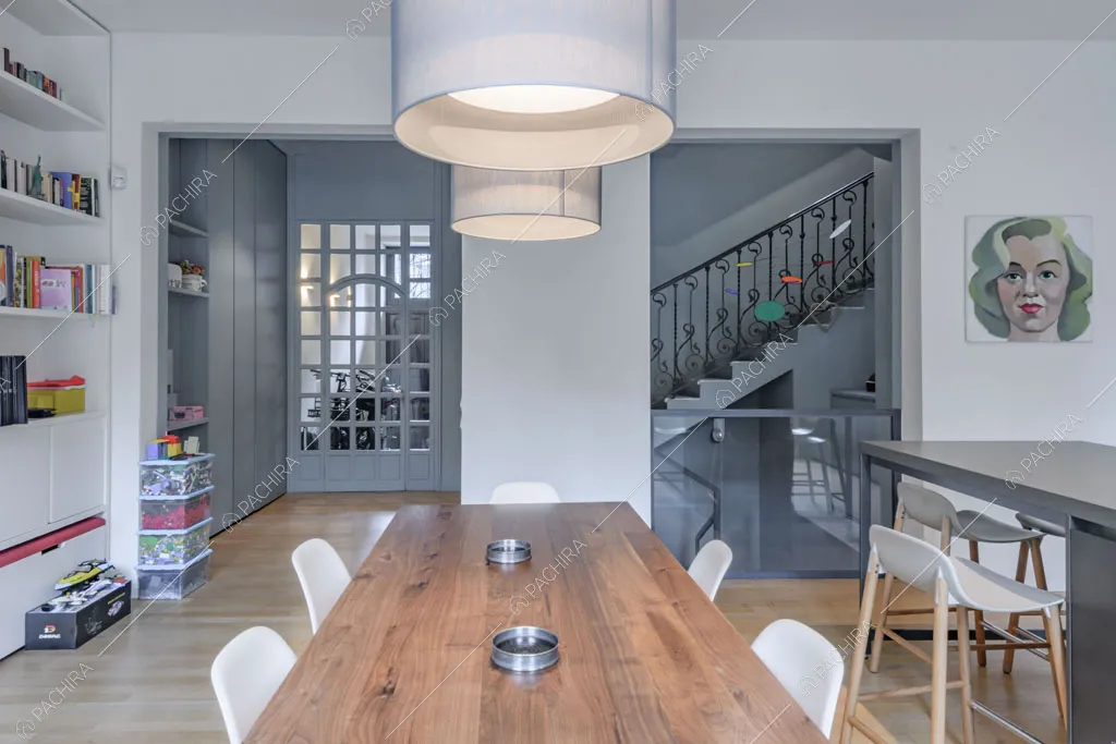 Luminosa cucina della villa Kharan, location in stile contemporaneo a Milano