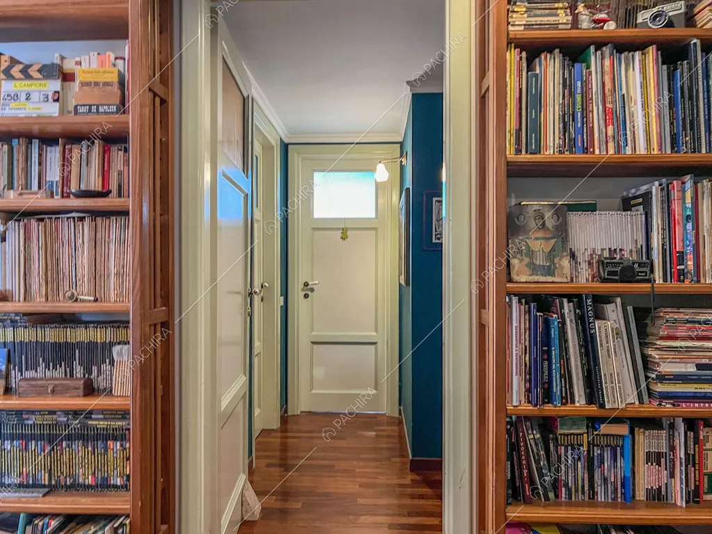 Libreria dell'appartamento Kuban, location in stile moderno a Roma