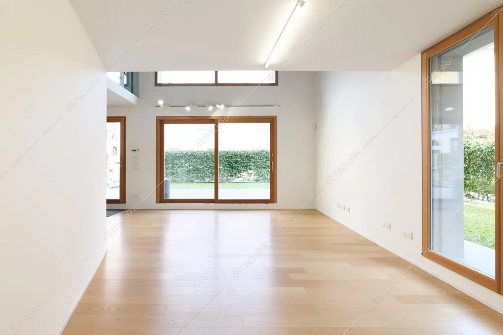 Luminoso salone con pavimento in parquet dell'espositivo Apocino, location in stile contemporaneo a Milano