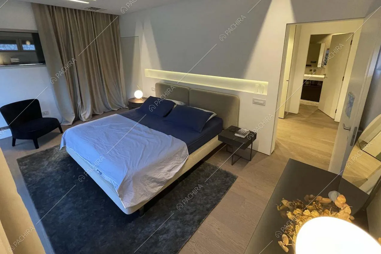 Camera da letto matrimoniale in stile minimal con scorcio sul bagno