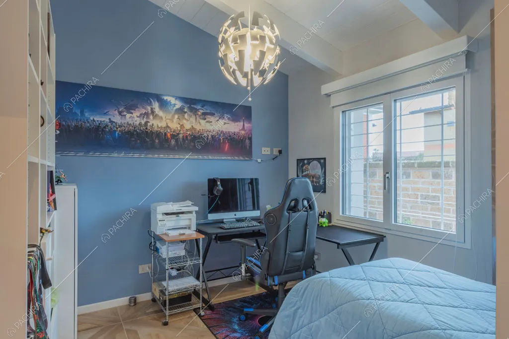 Camera da letto con parete azzurra della villa Colchito, location in stile contemporaneo a Roma