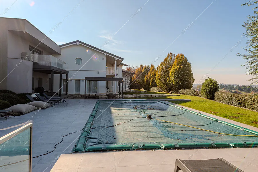 Piscina della villa Iride, location in stile moderno a Monza