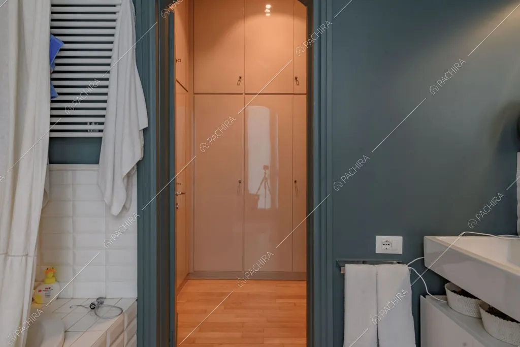 Bagno con vasca della villa Kharan, location in stile contemporaneo a Milano