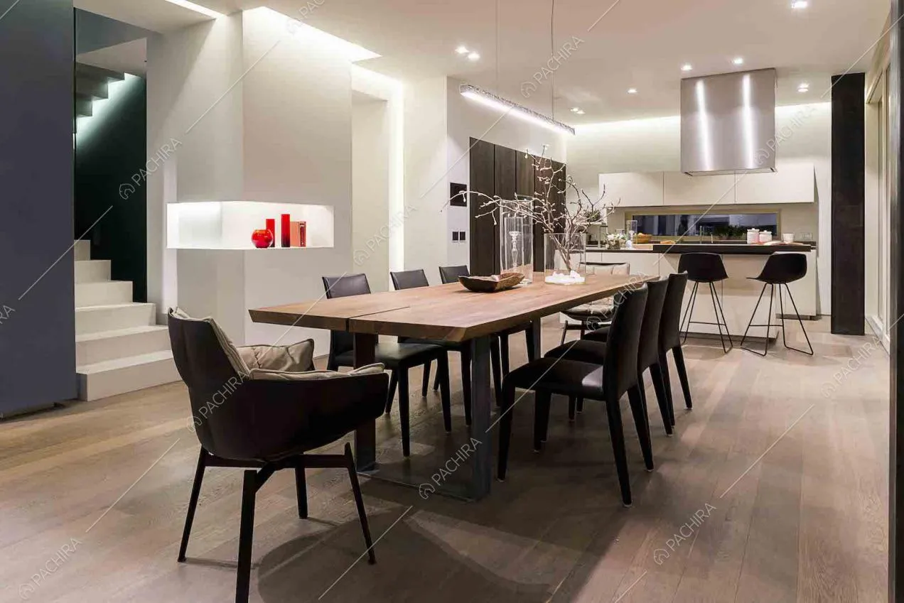 Sala da pranzo con cucina a vista e scorcio sulle scale