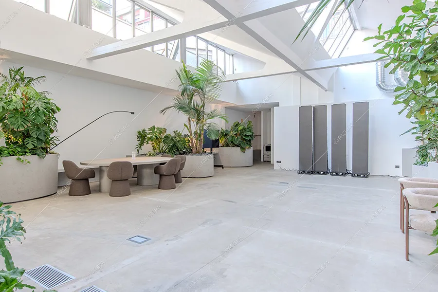 Sala dell'espositivo Tatra, location in stile contemporaneo a Milano