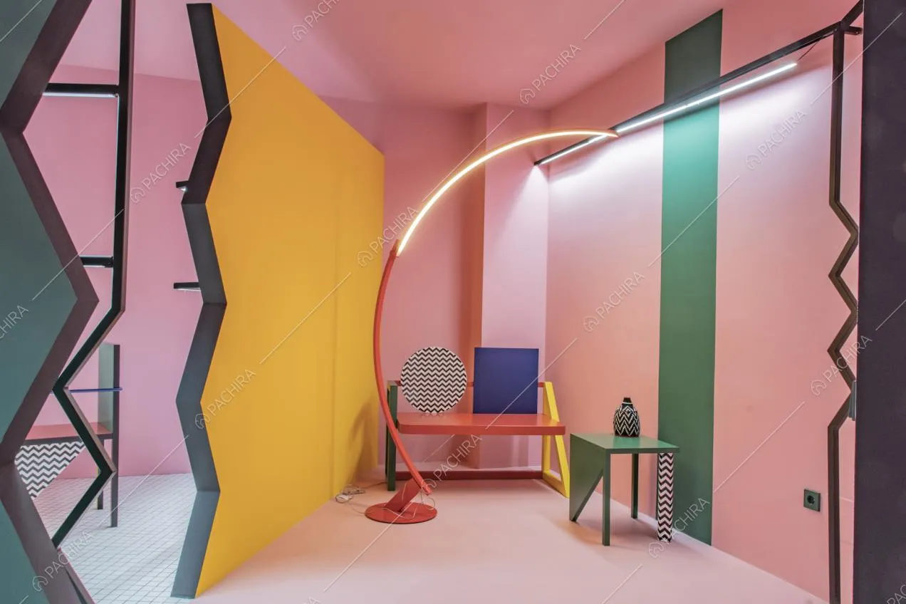 Forme geometriche e luci particolari nel loft Ambrosia