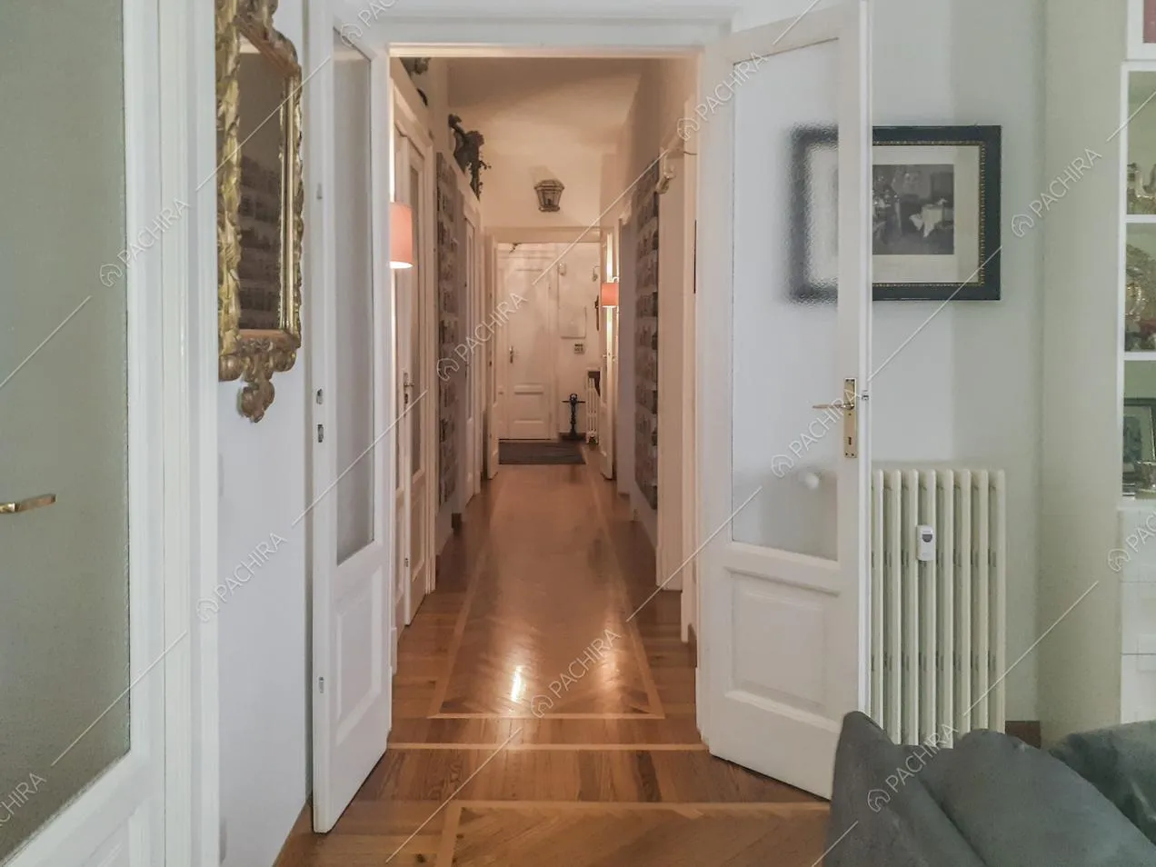 Porte d'epoca con vetri e pavimento in parquet