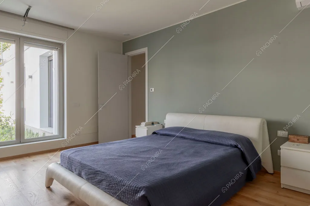 Camera da letto matrimoniale della villa Eiger, location in stile moderno a Monza