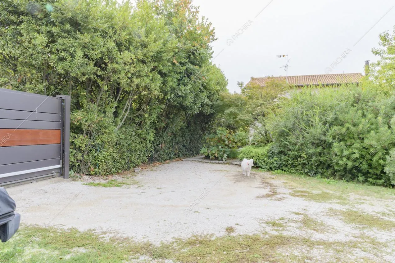 Cancello d'accesso al giardino che circonda la villa