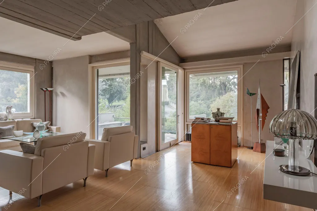 Atrio con pavimento in parquet della villa China, location in stile contemporaneo a Roma
