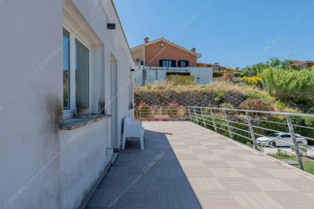 Ampia terrazza della villa Arafura, location in stile contemporaneo a Roma