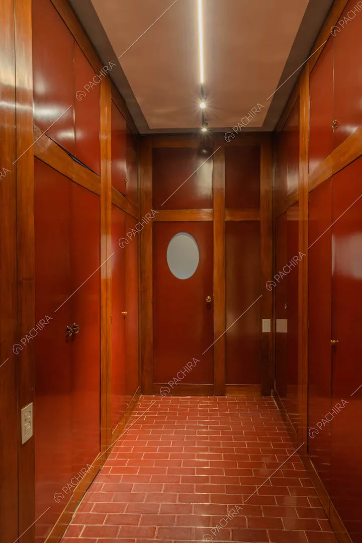 Pareti rosse e in legno e pavimento in piastrelle rosse nel corridoio