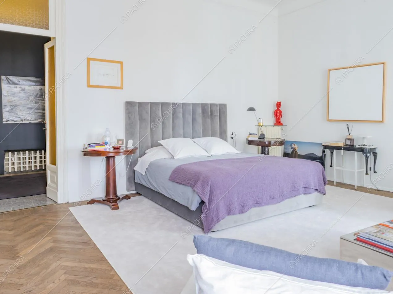 Letto matrimoniale con spalliera in velluto e comodini in legno antichi