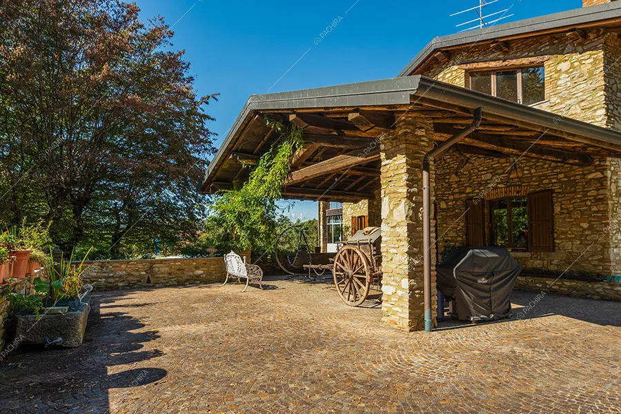Esterni della villa Rhone, location in stile rustico a Lecco