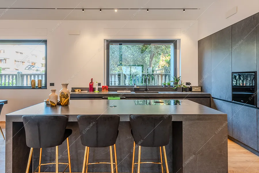 Cucina a isola della villa Norte, location in stile moderno a Monza