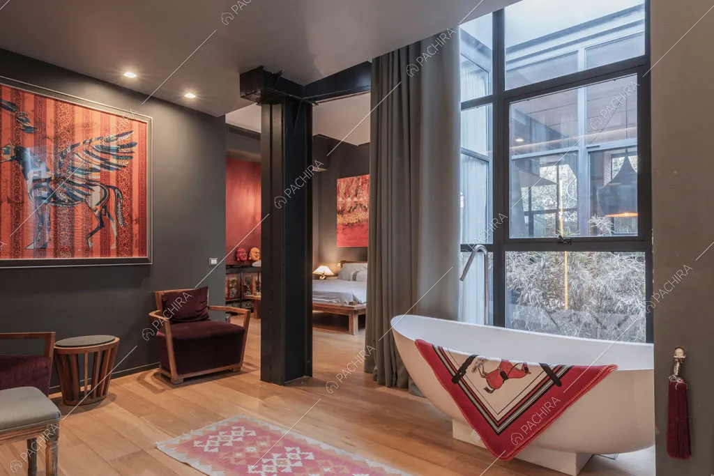 Camera da letto con pavimento in parquet del loft Berillio, location in stile contemporaneo a Roma