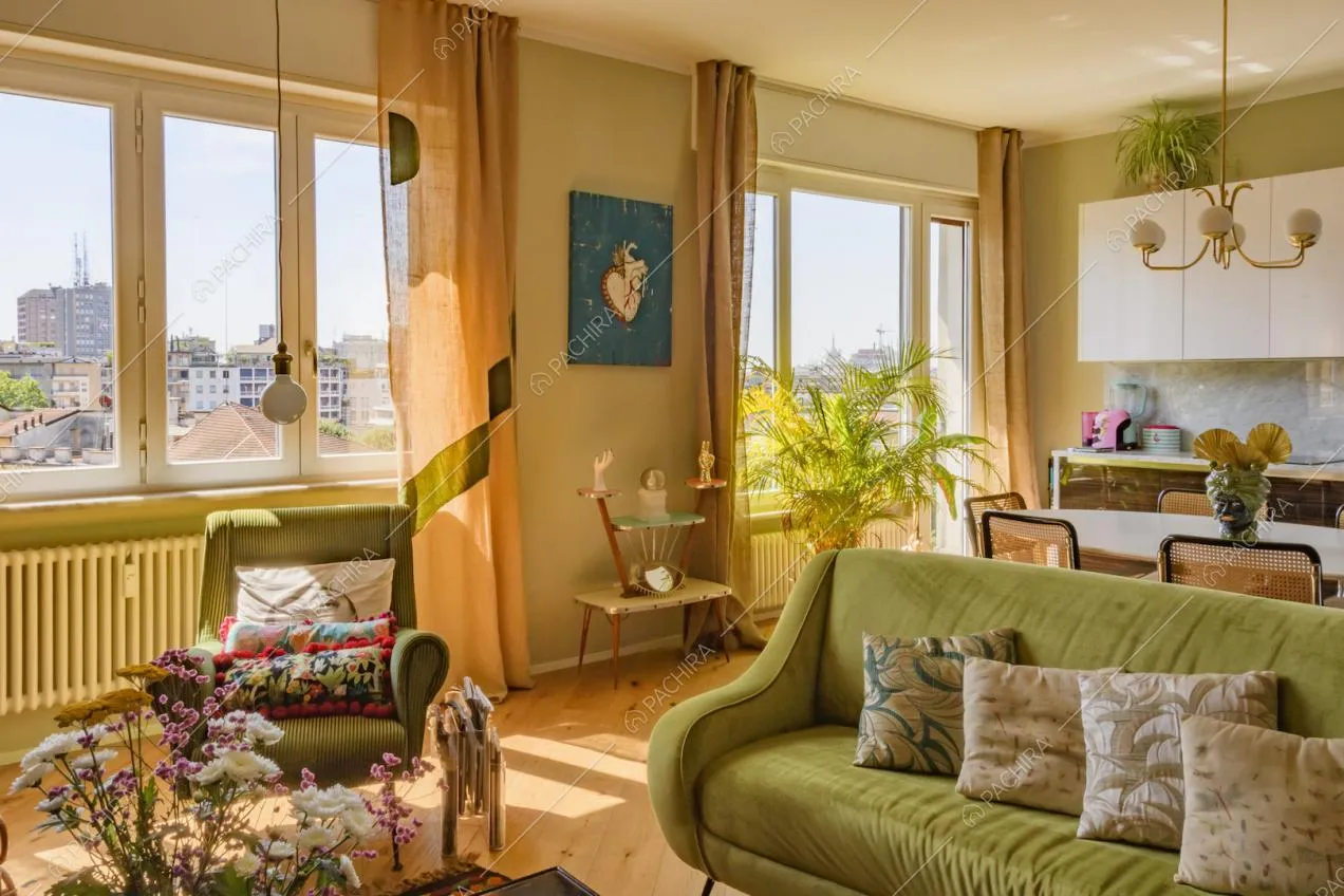 Zona giorno con pareti verdi e arredi vintage