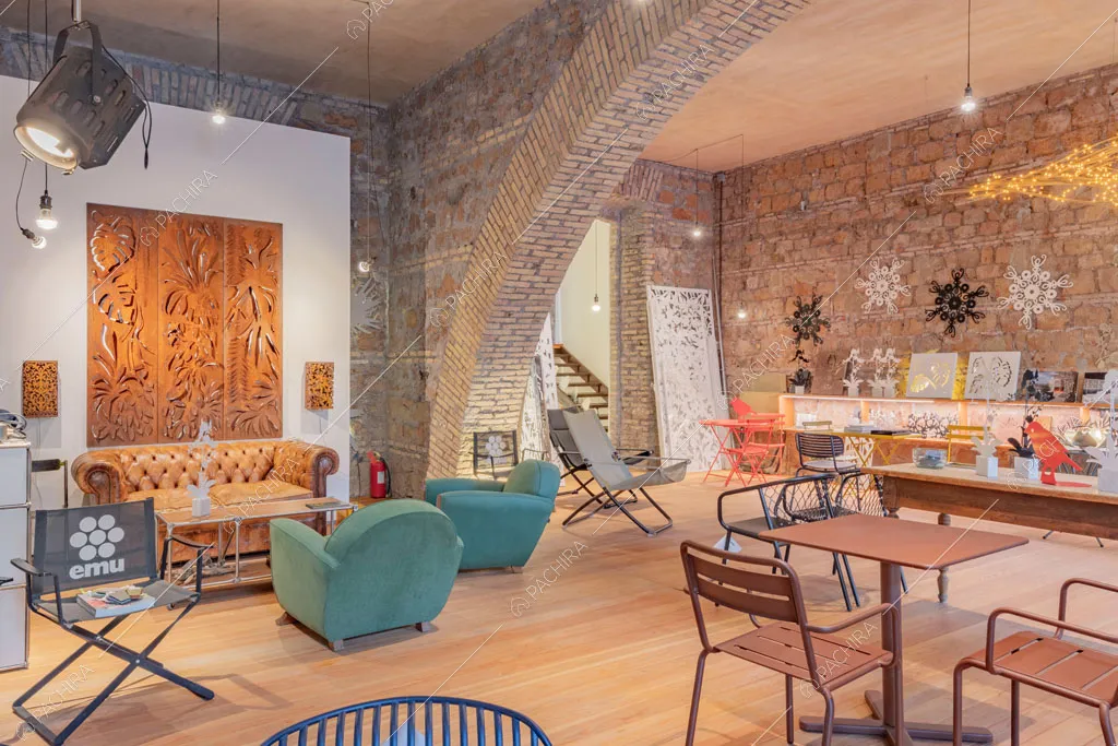 Tavoli e sedie nella sala dell'espositivo Couve, location in stile contemporaneo a Roma