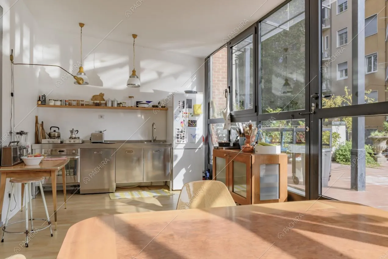 La luminosa cucina a vista con vetrata