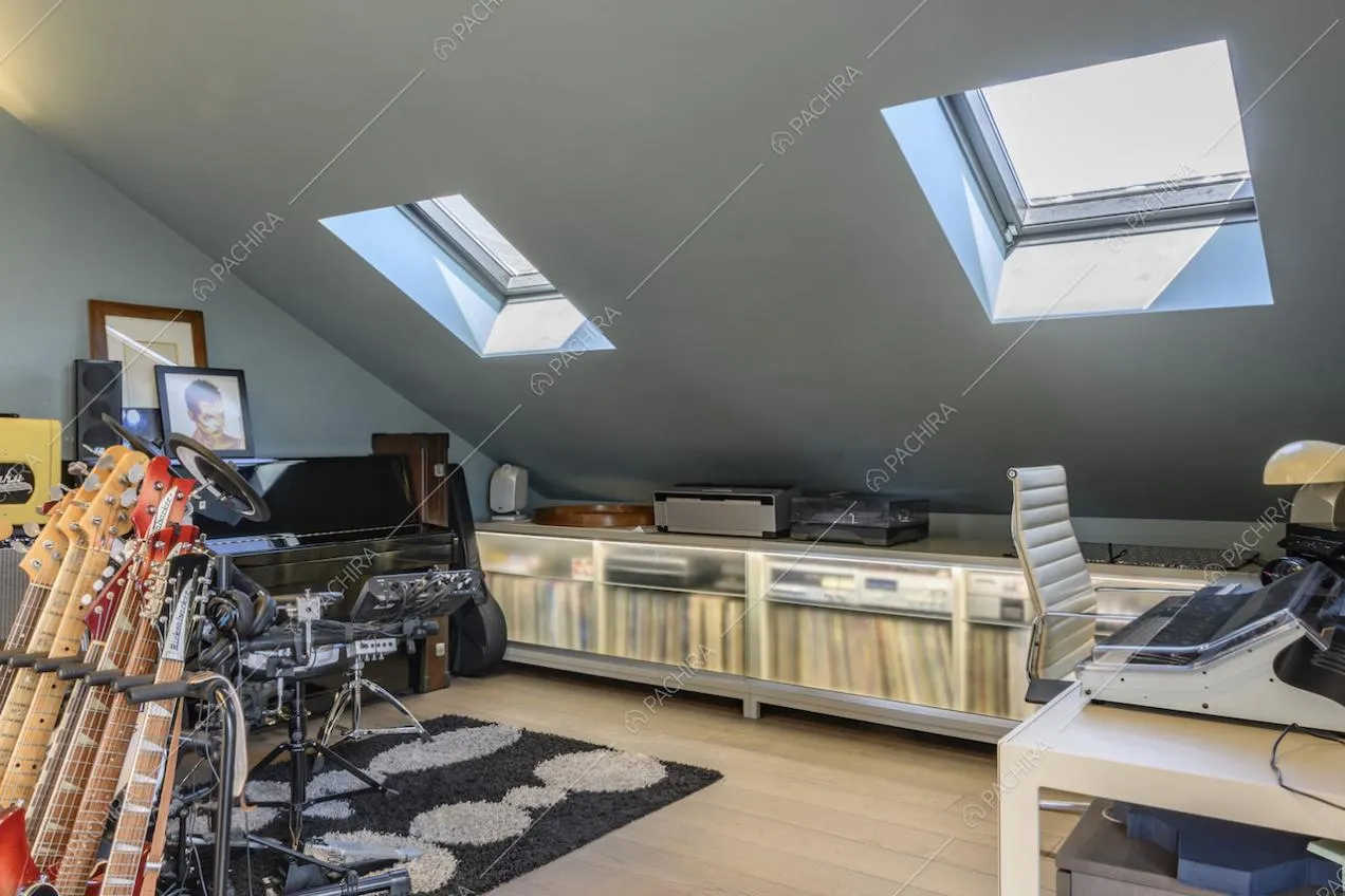 Mansarda con strumenti musicali e pavimento in parquet