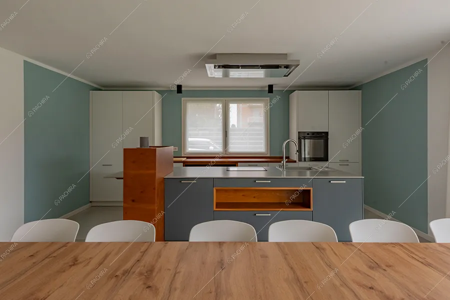 Cucina a vista della villa Morava, location in stile moderno a Milano