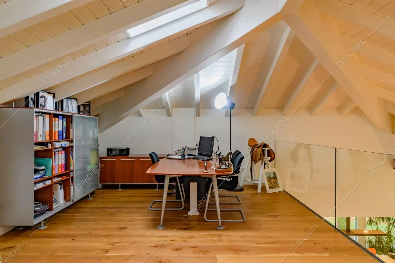 Studio della location illuminato dai lucernari e con vista sulla zona living