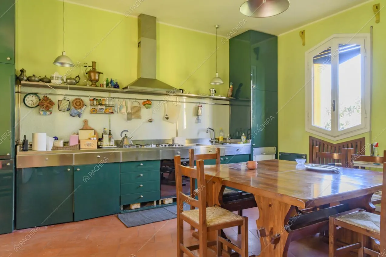 Cucina verde scuro a parete con fornelli a gas