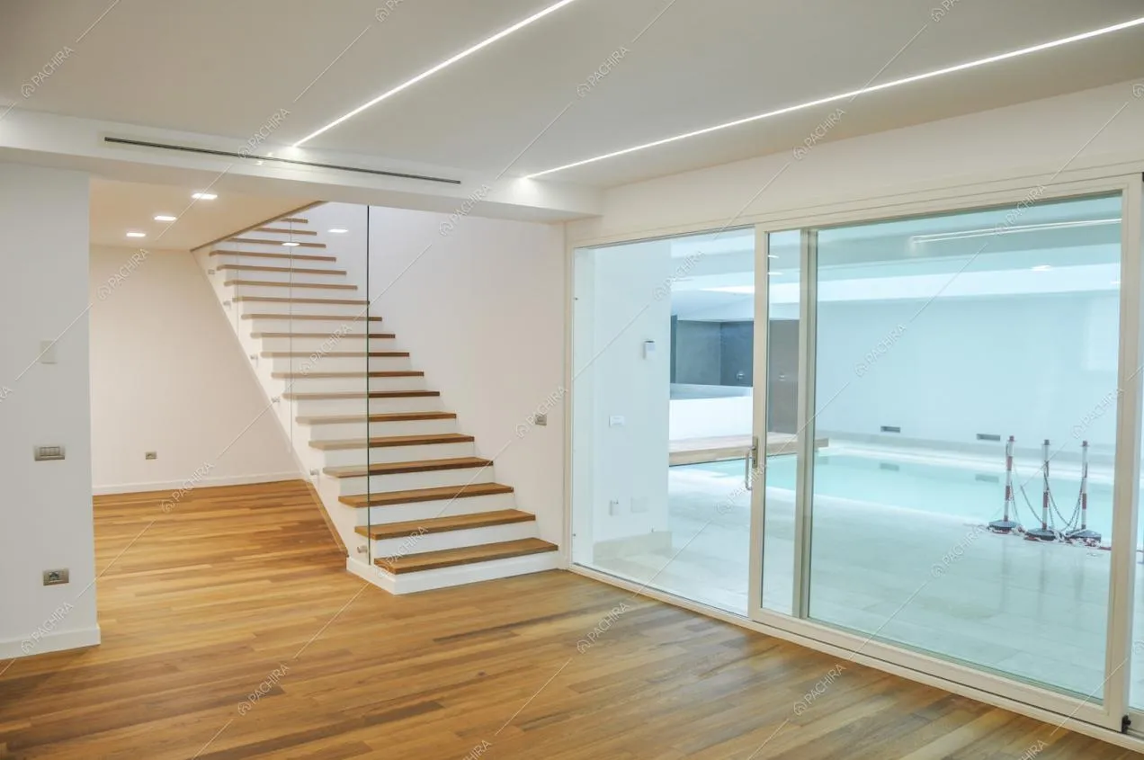 Vista sulla piscina interna della villa Caviale Rosa, location in stile moderno a Roma