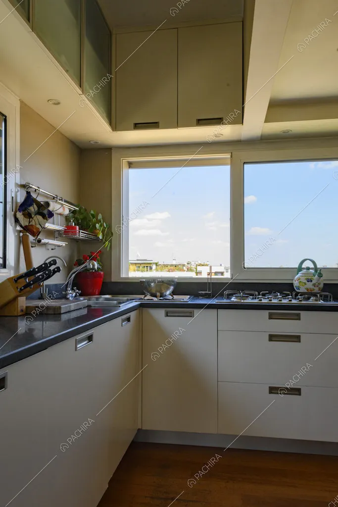 Cucina moderna color bianco con finestra