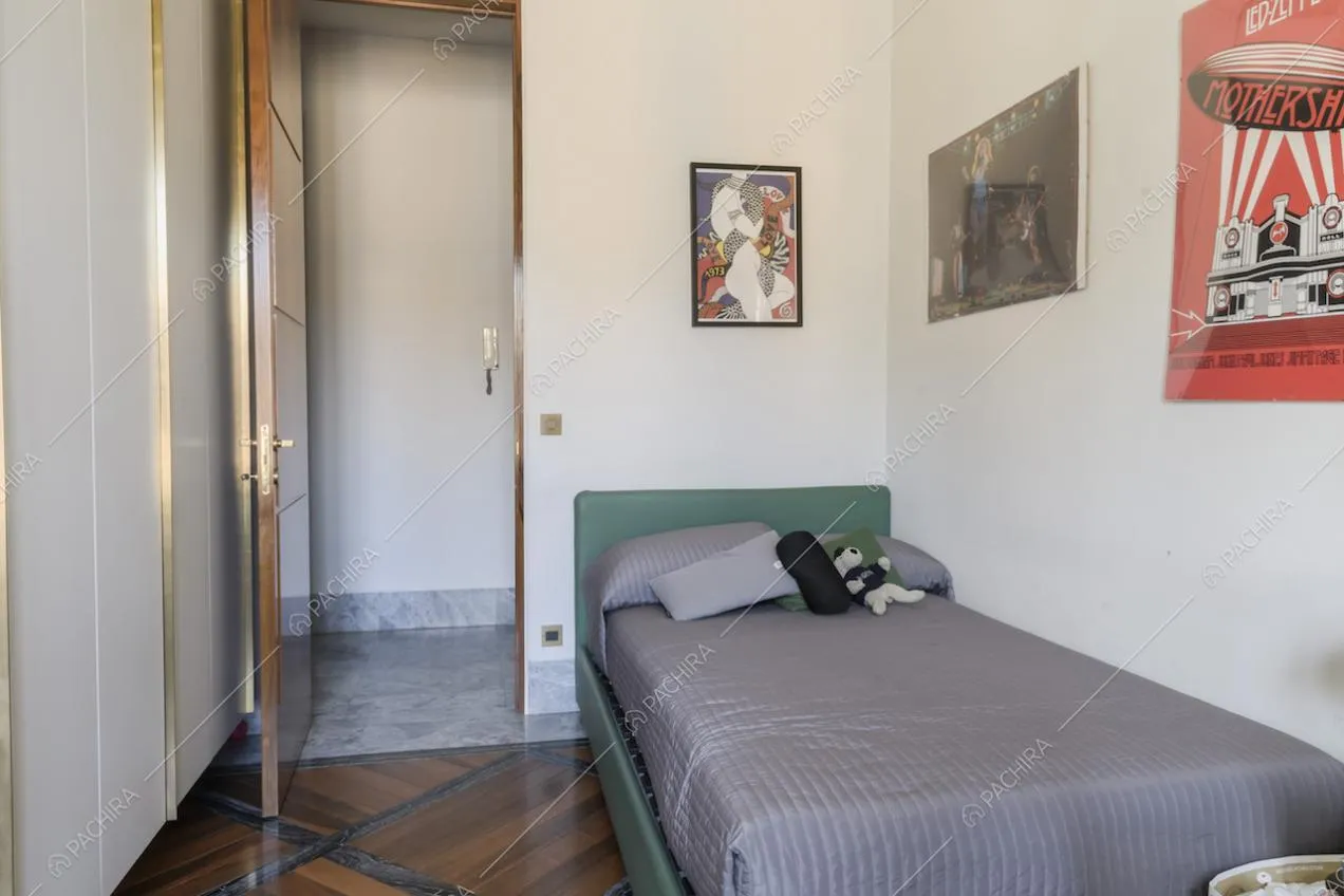 Camera da letto con parquet e vista sul corridoio