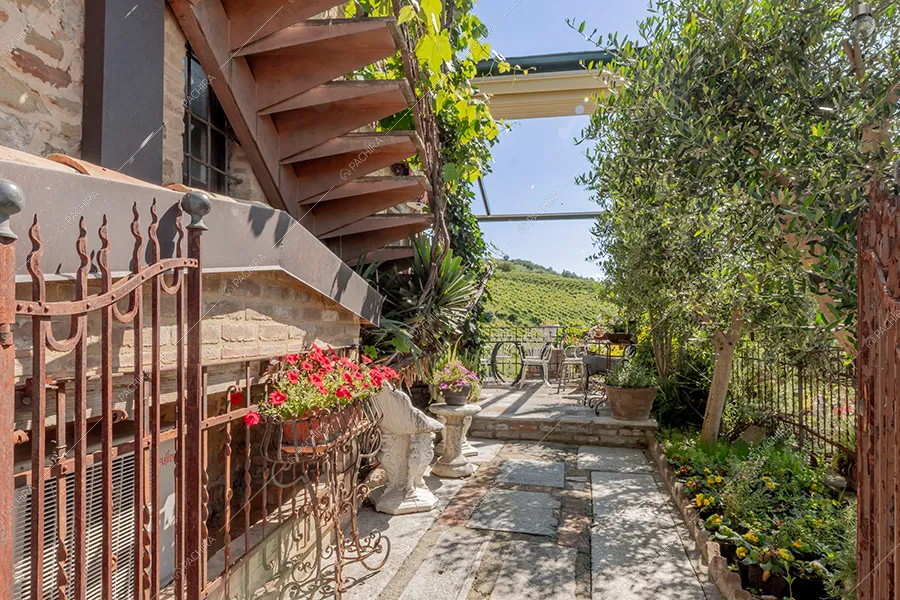 Terrazza dell'agriturismo Mistral, location in stile rustico a Pavia