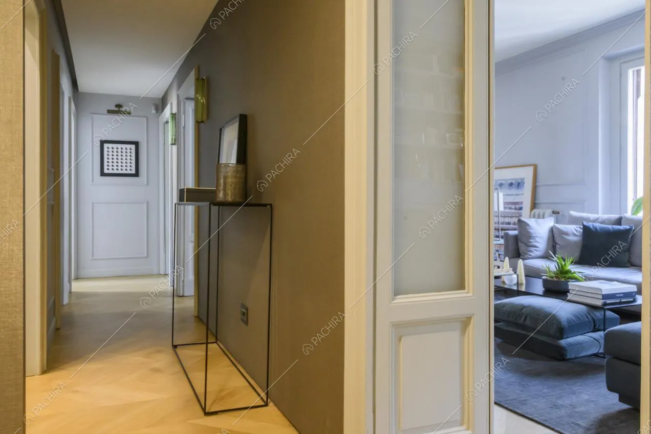 Corridoio con pavimento in parquet e scorcio sul salotto