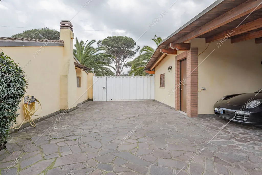 Parcheggio coperto della villa Cren, location in stile moderno a Roma