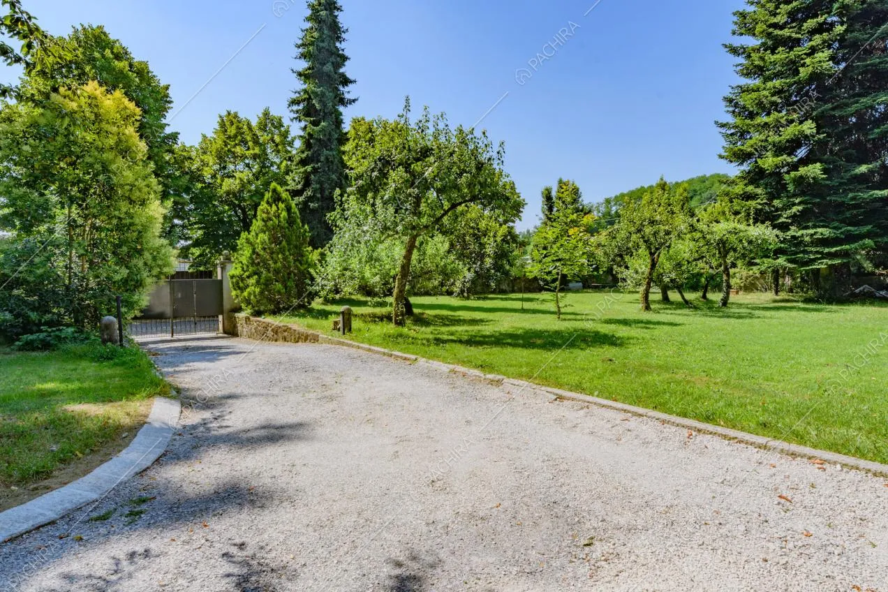 Vialetto in ciottolato nel giardino della location