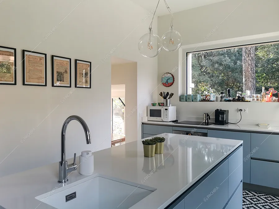 Cucina a isola della villa Storace, location in stile moderno a Lucca