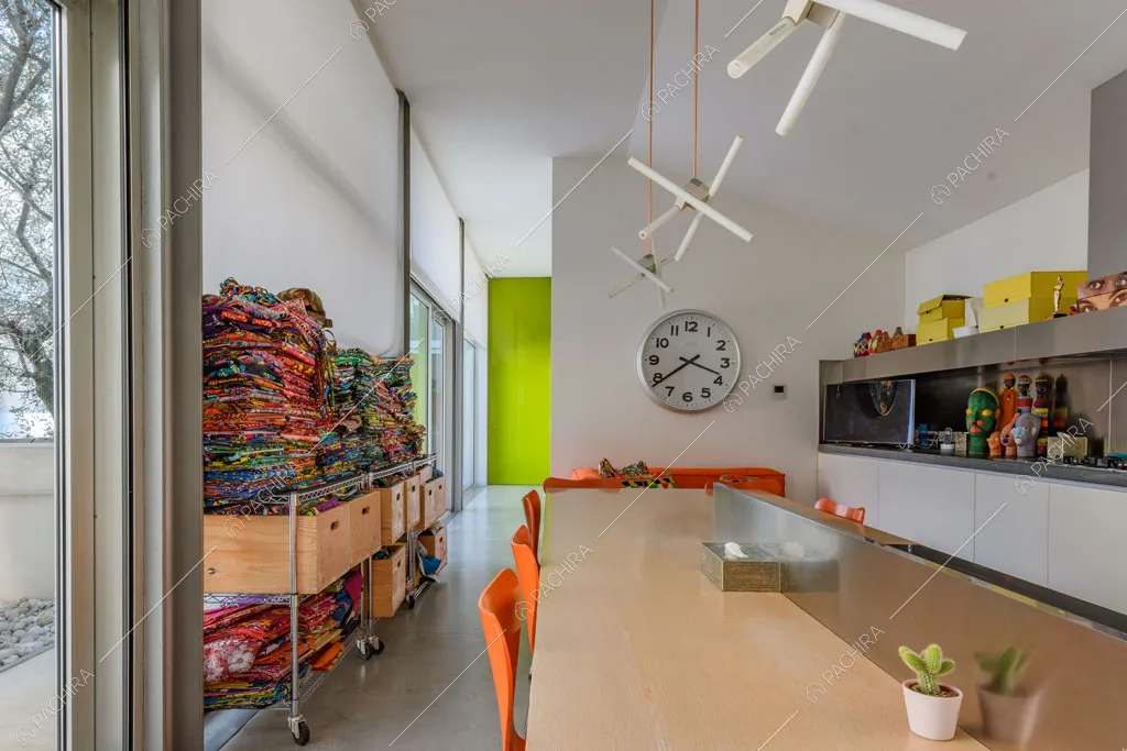 Cucina del loft Inula, location in stile contemporaneo a Varese
