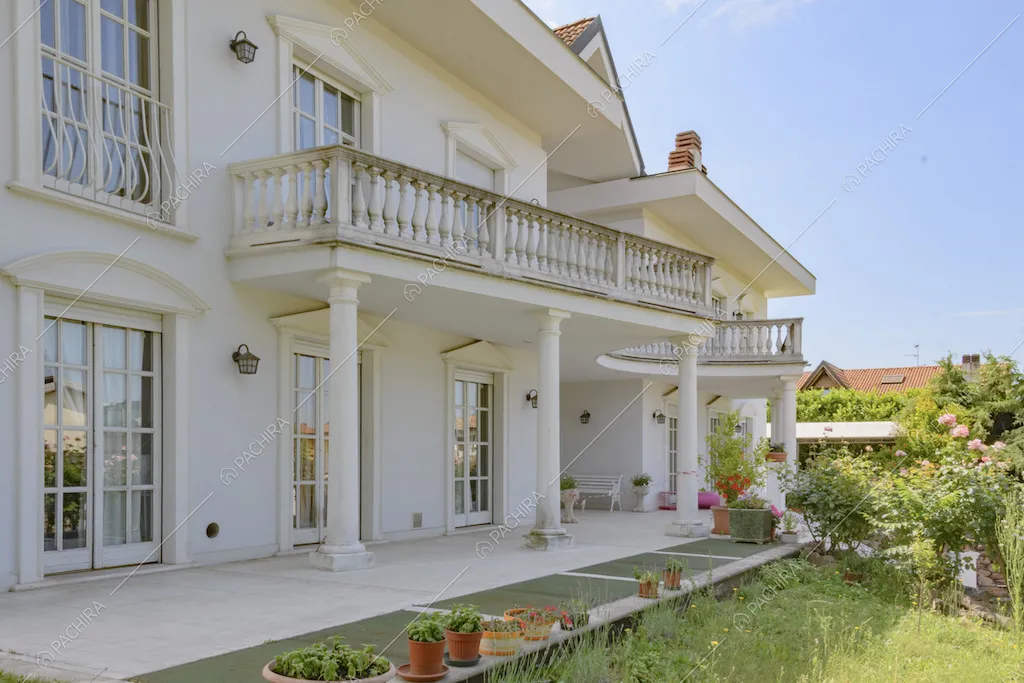 Villa su più livelli in stile americano con giardino