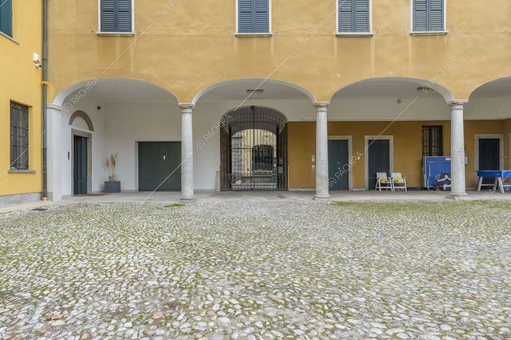 Vista sul portico e sugli esterni gialli dell'appartamento Fiore di porro, location in stile minimal a Monza