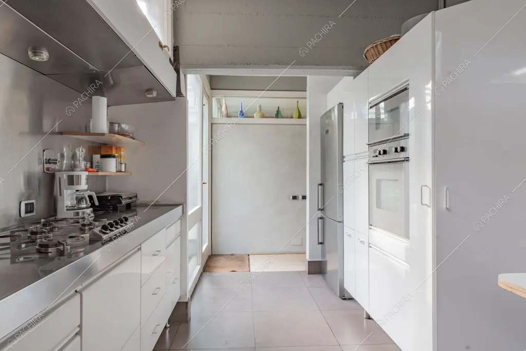 Cucina a parete della villa China, location in stile contemporaneo a Roma