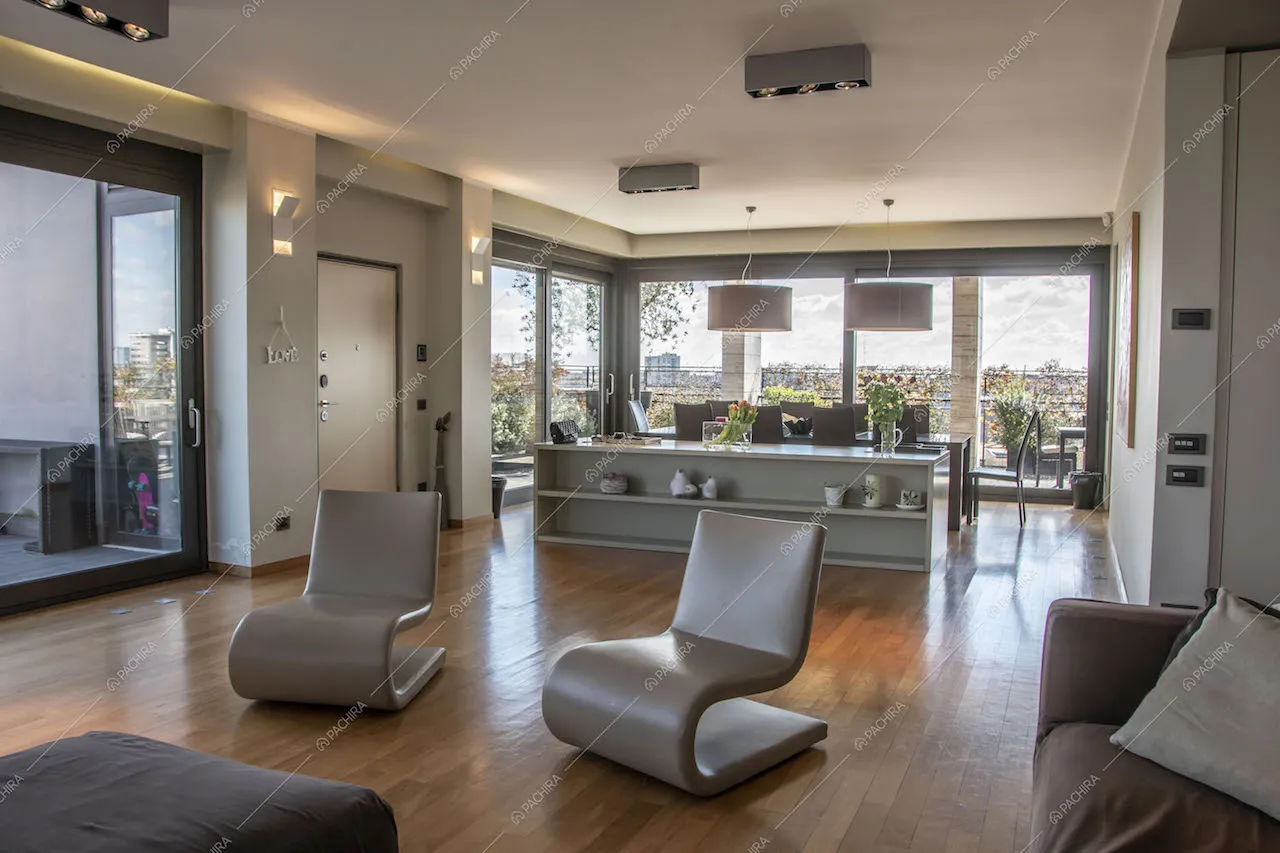 Poltrone di design nel salotto della location e vista panoramica grazie alle ampie vetrate