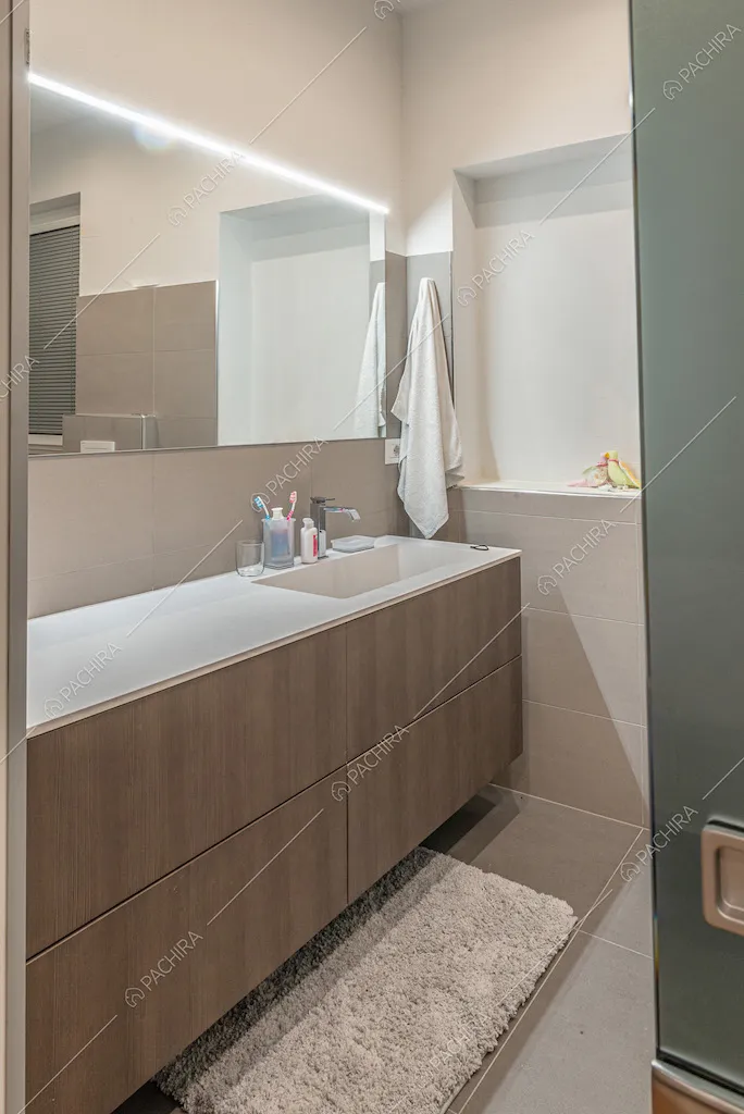 Grande mobile bagno in legno con piastrelle su pavimento e pareti