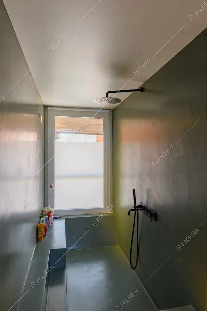 Bagno con vasca unita a doccia