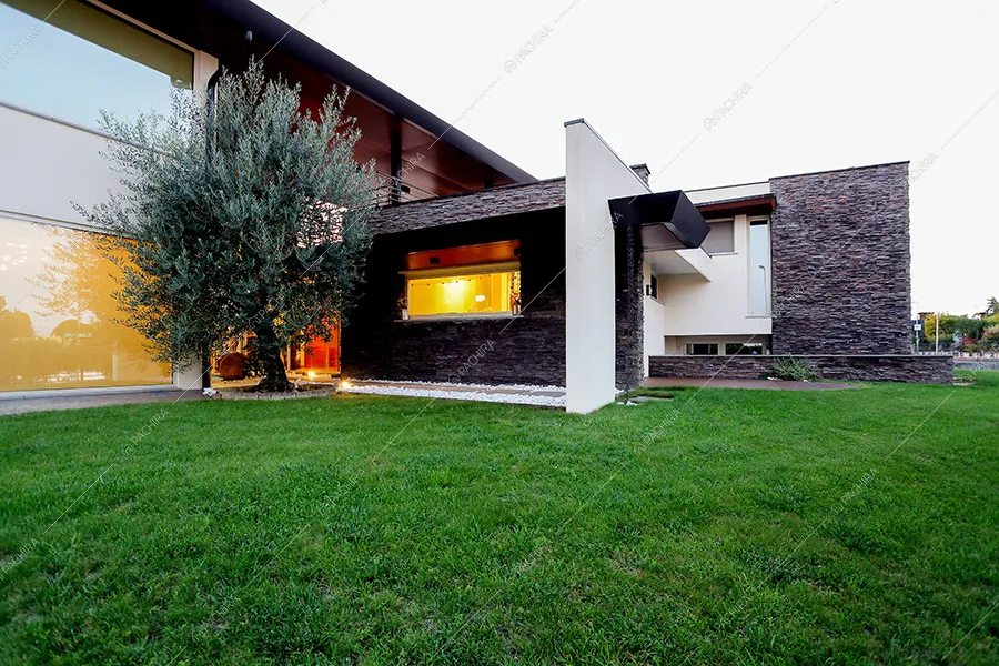 Giardino della villa Krakatoa, location in stile moderno a Udine
