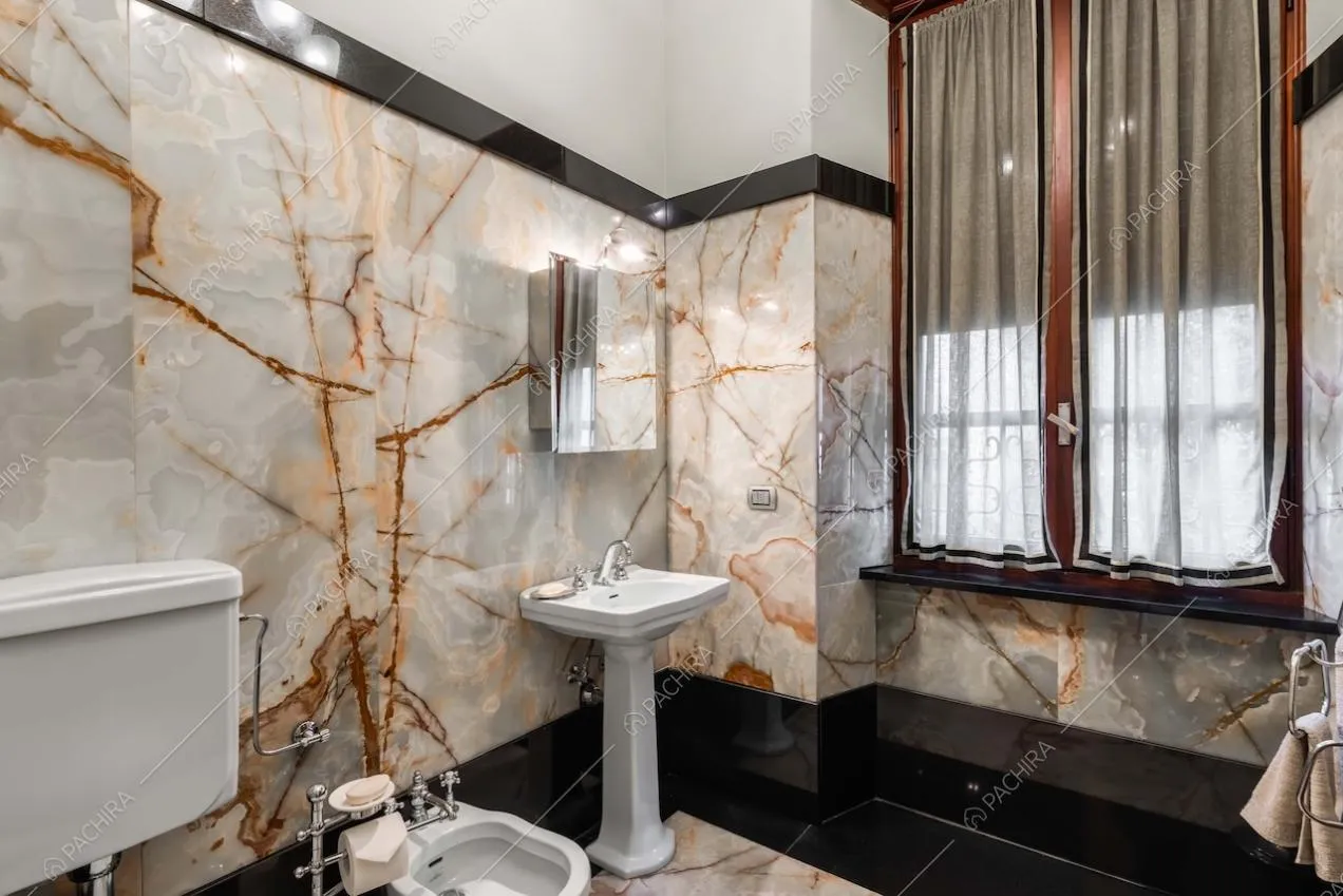 Bagno della villa Adamite, location in stile classico a Savona